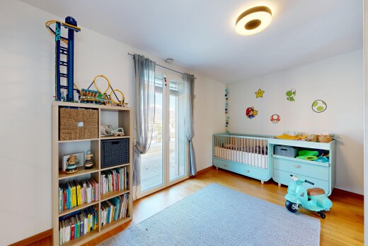 chambre avec wood finish floor, sol en finition bois, drywall, cloison sèche, et natural light