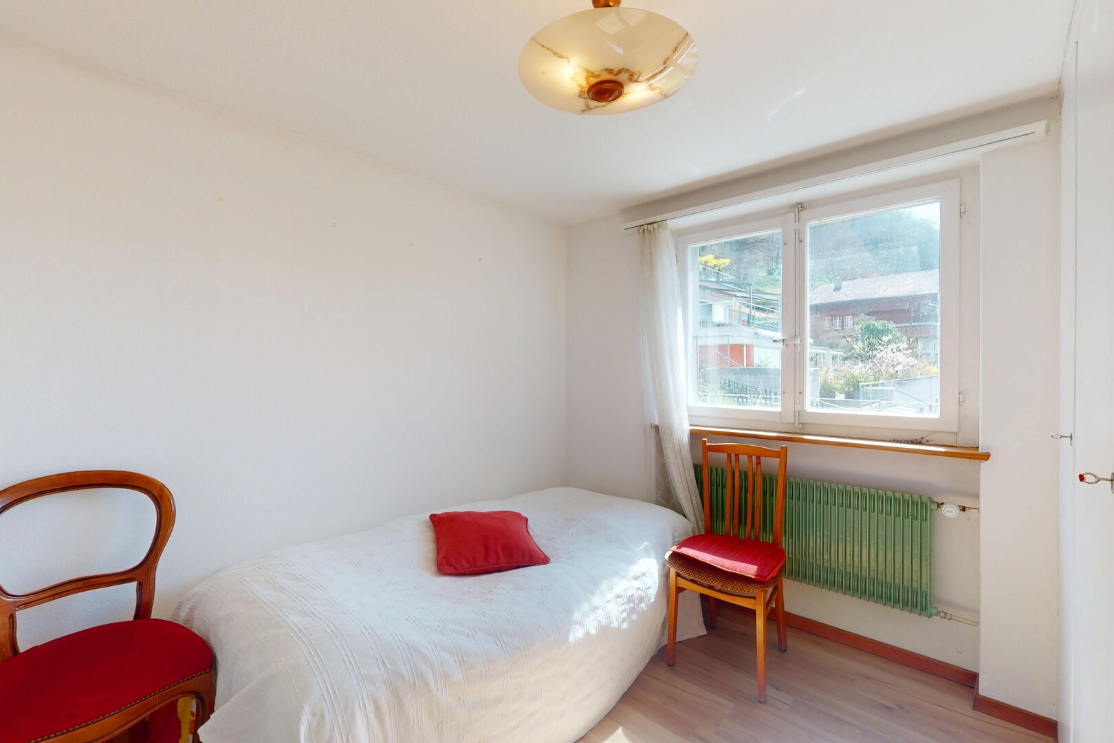 zimmer / schlafzimmer mit holzfußboden, gipskartonwand, kühler, und natürliches licht