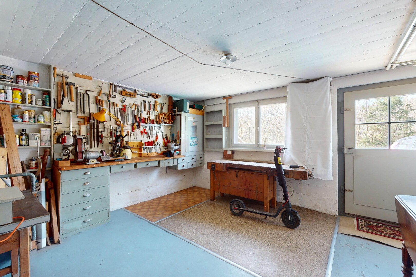 büro mit werkstatt und natürliches licht
