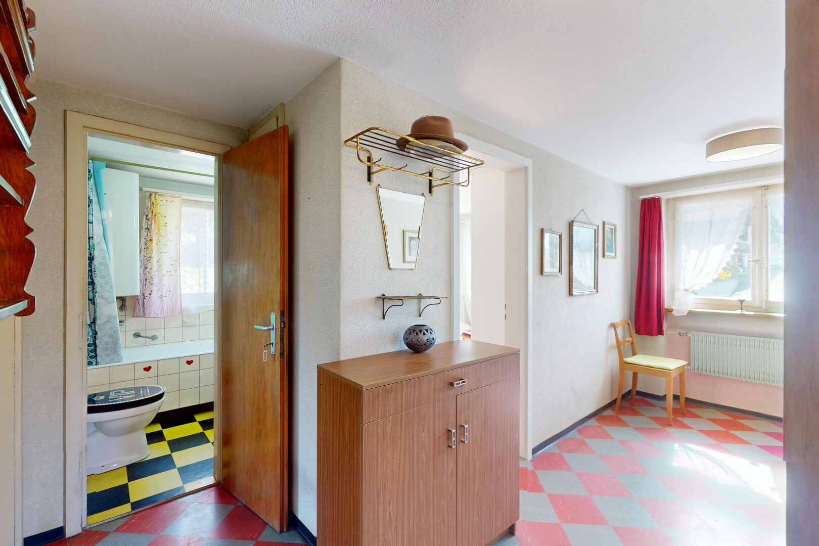 halle / korridor mit kühler, natürliches licht, gipskartonwand, und vinylboden