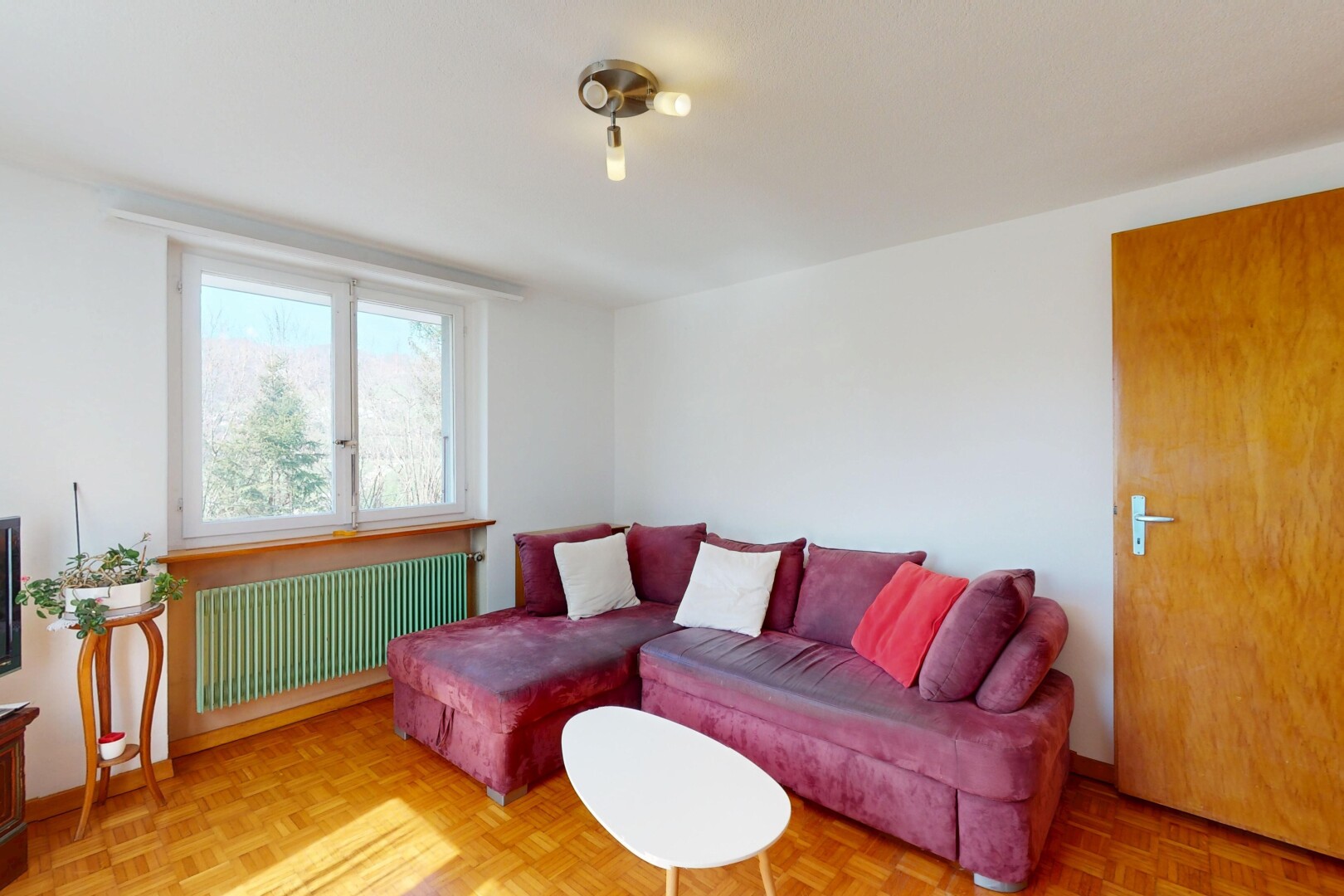 wohnzimmer mit kühler, gipskartonwand, und natürliches licht