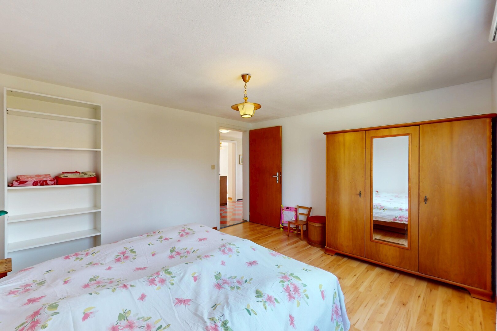 zimmer / schlafzimmer mit holzfußboden und gipskartonwand