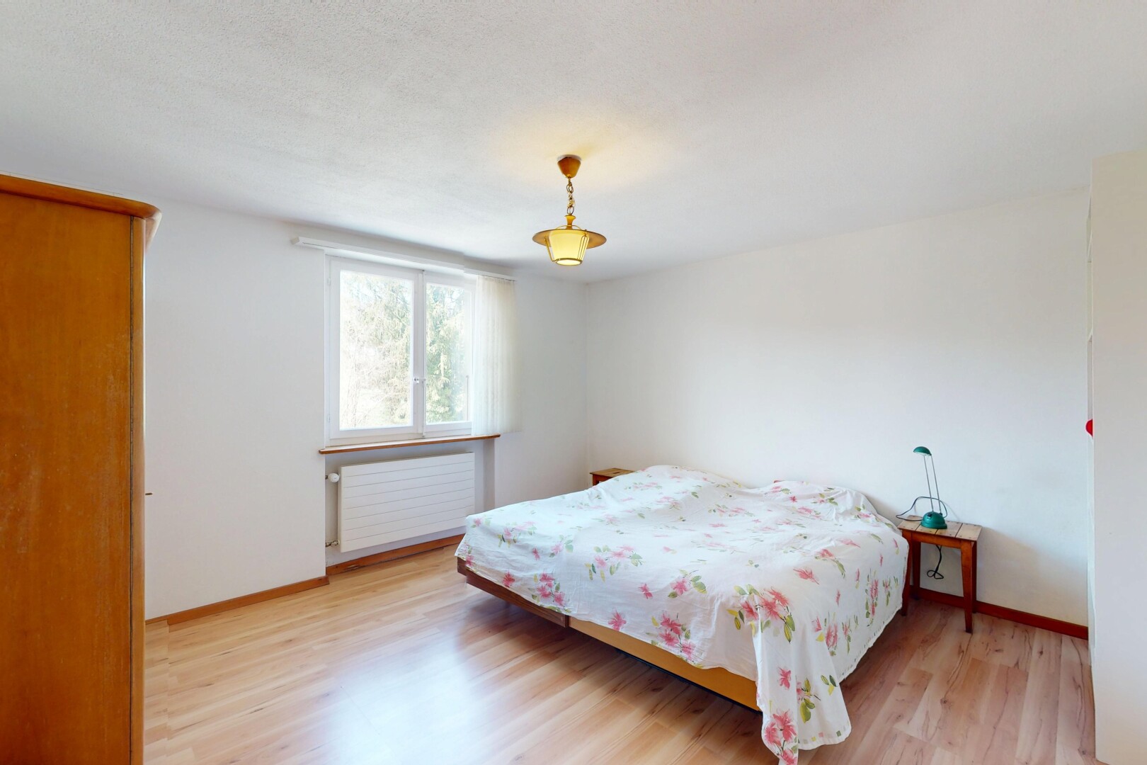 zimmer / schlafzimmer mit holzfußboden, sockelleisten, gipskartonwand, und natürliches licht