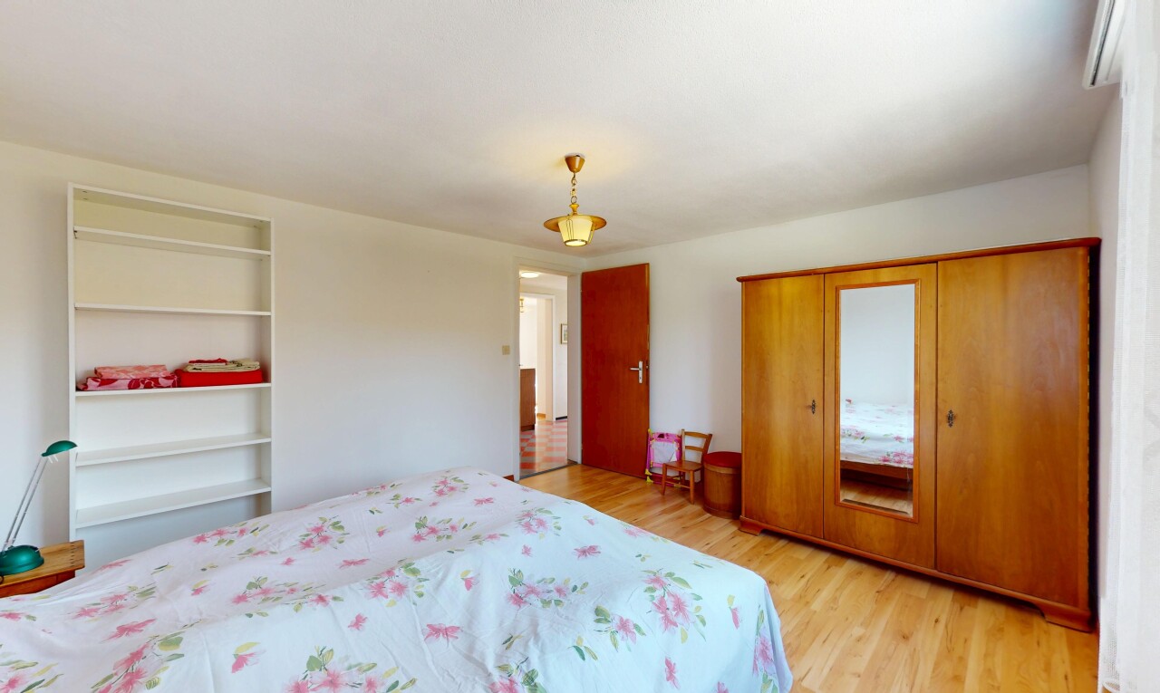 zimmer / schlafzimmer mit holzfußboden und gipskartonwand