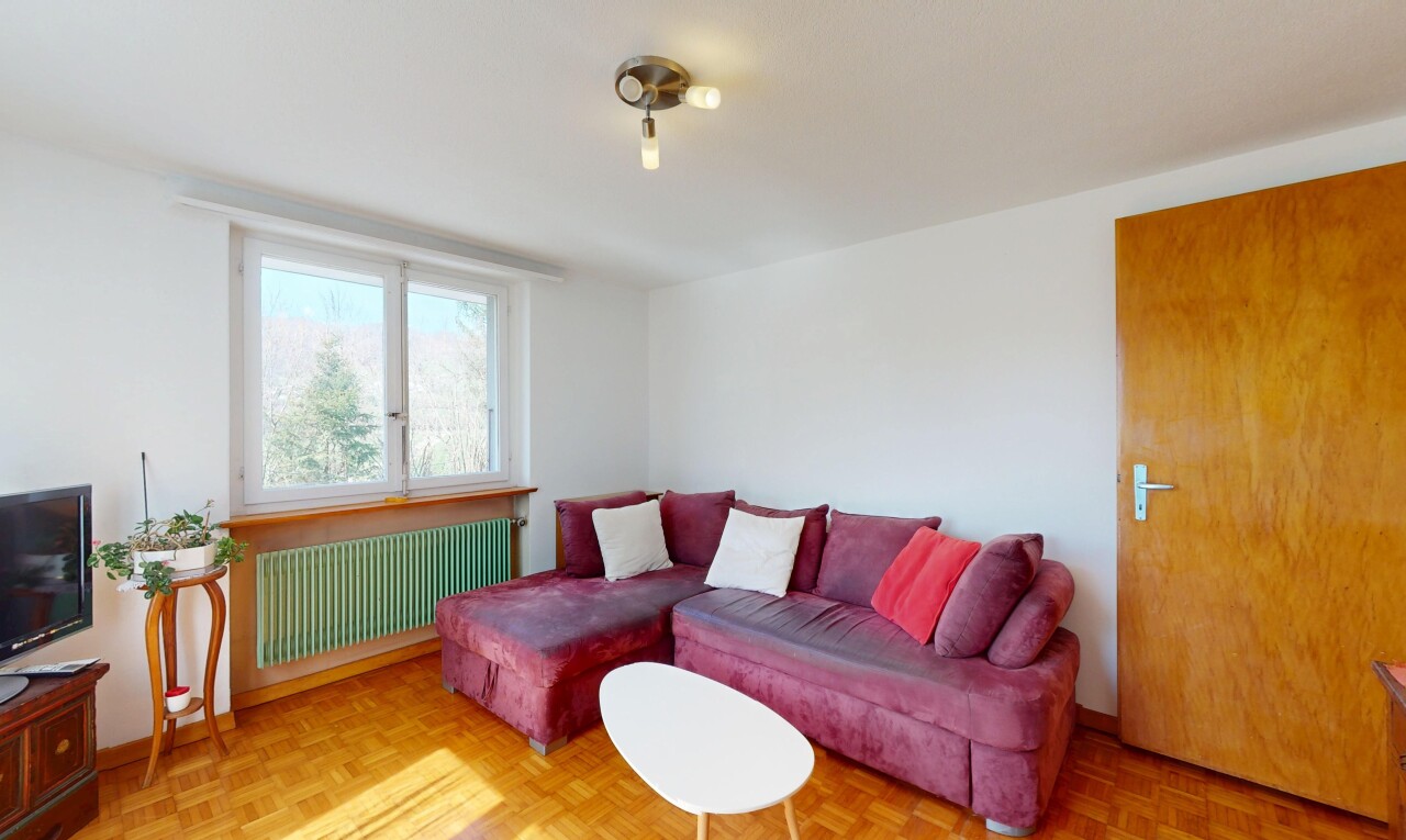 wohnzimmer mit kühler, gipskartonwand, und natürliches licht