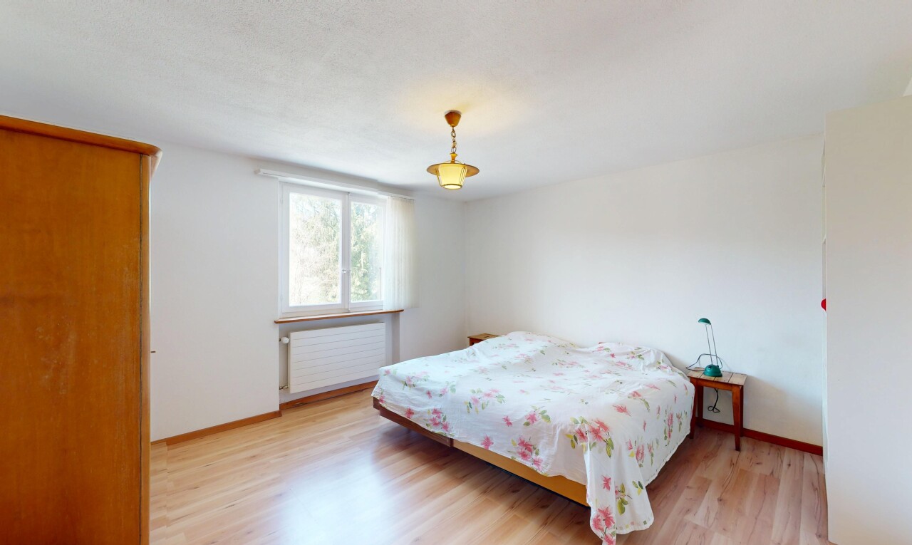 zimmer / schlafzimmer mit holzfußboden, sockelleisten, gipskartonwand, und natürliches licht