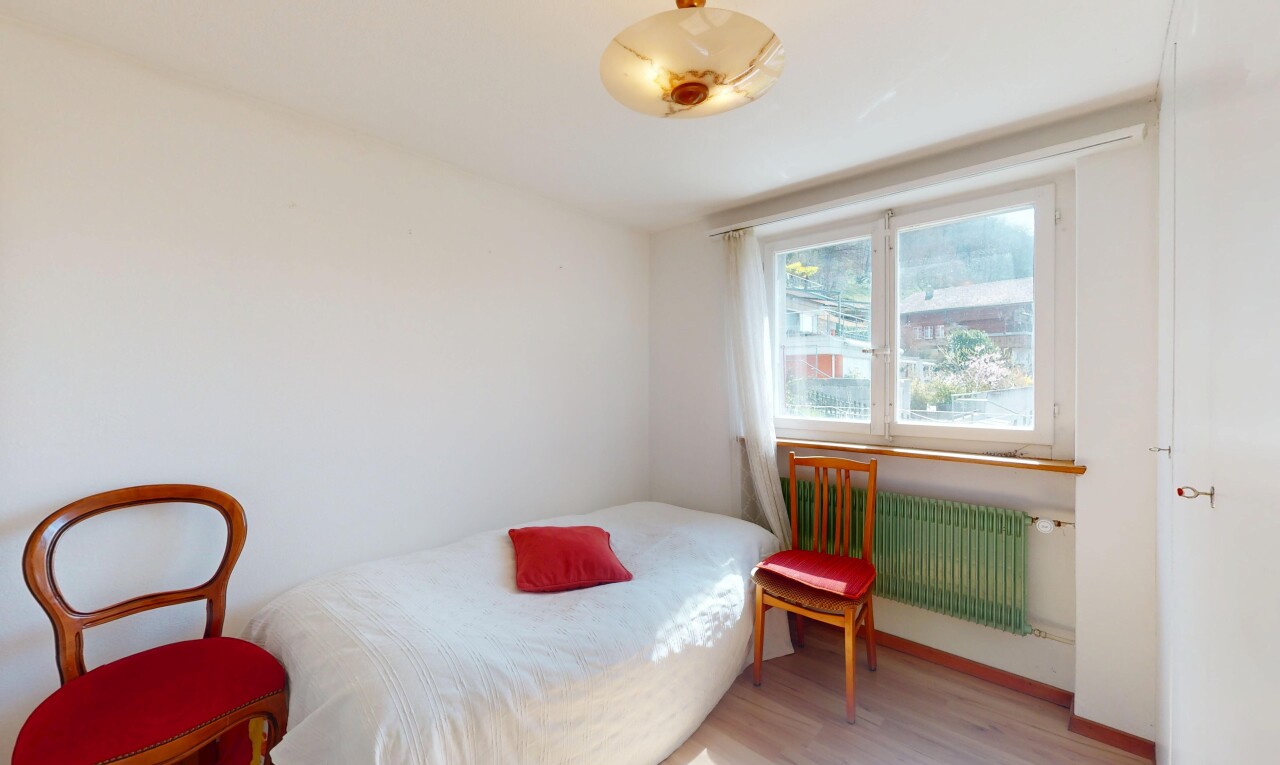 zimmer / schlafzimmer mit holzfußboden, gipskartonwand, kühler, und natürliches licht
