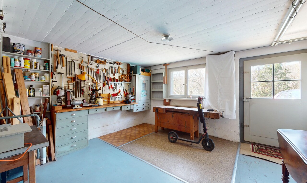 büro mit werkstatt und natürliches licht