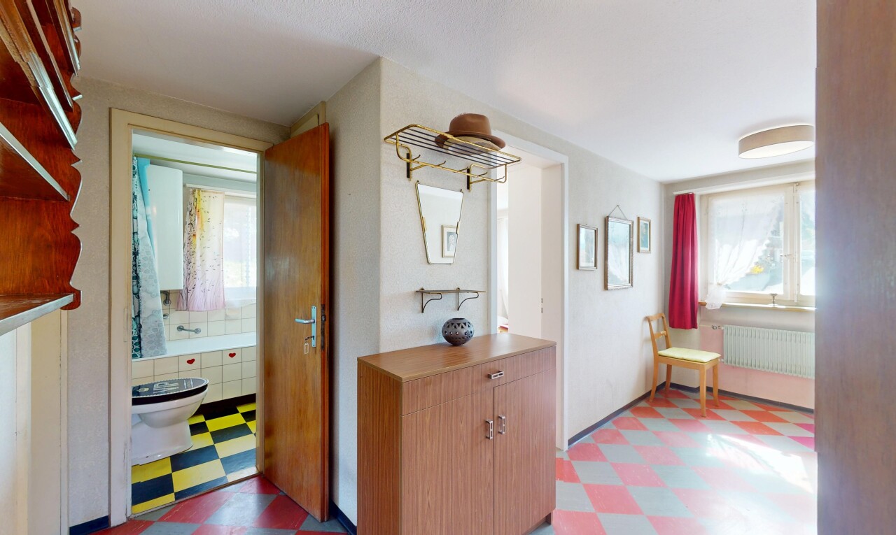 halle / korridor mit kühler, natürliches licht, gipskartonwand, und vinylboden