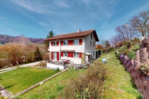 außenansicht mit rasen, terrasse, markise, und stuckverkleidung