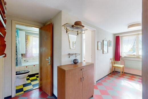 halle / korridor mit kühler, natürliches licht, gipskartonwand, und vinylboden