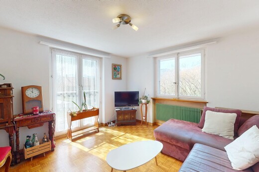 wohnzimmer mit fernseher, natürliches licht, gipskartonwand, und kühler