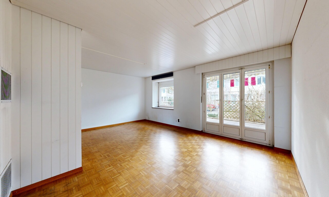leerer raum mit natürliches licht, natural light, inside property, holzfußboden, und wood finish floor