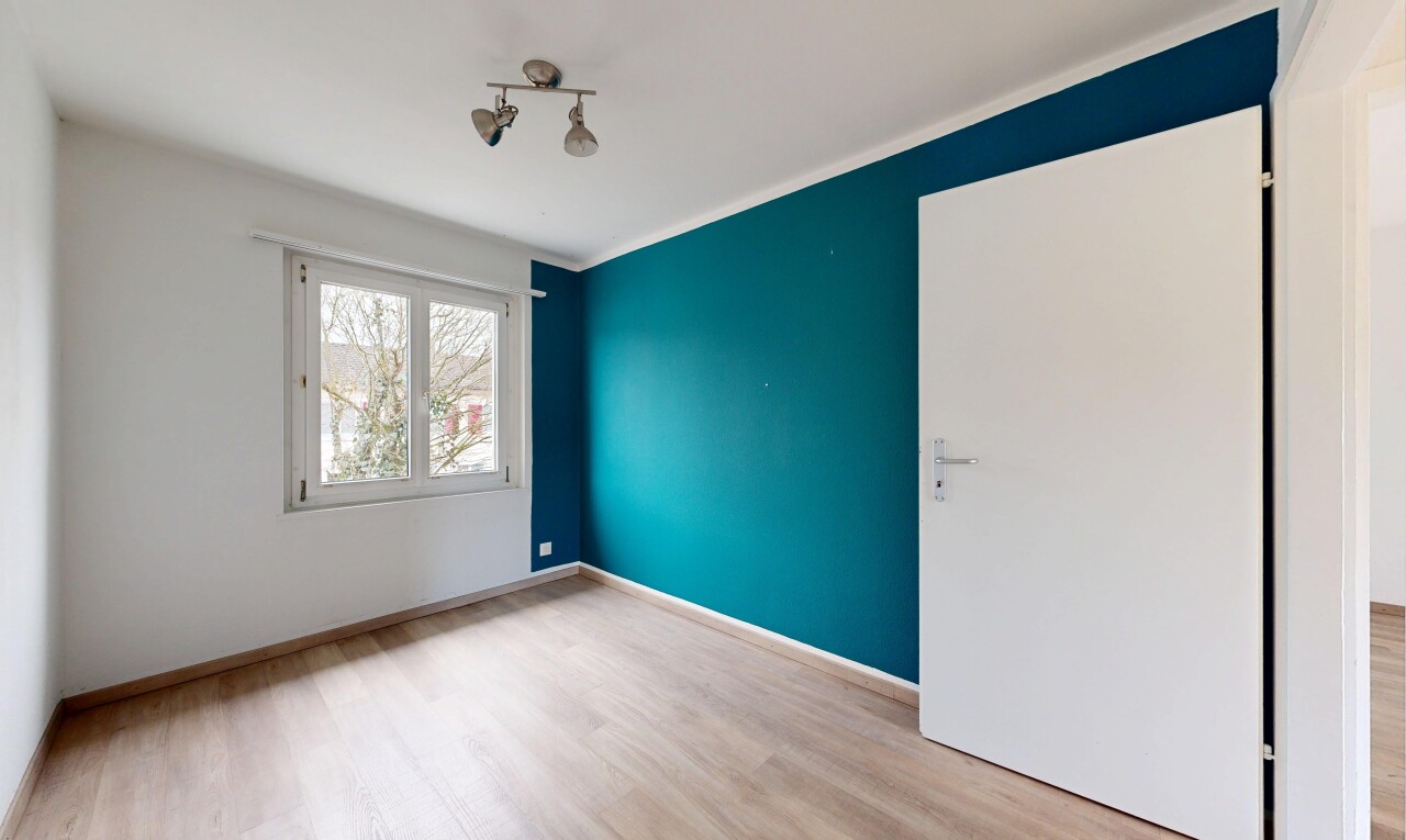 leerer raum mit inside property, gipskartonwand, drywall, holzfußboden, und wood finish floor
