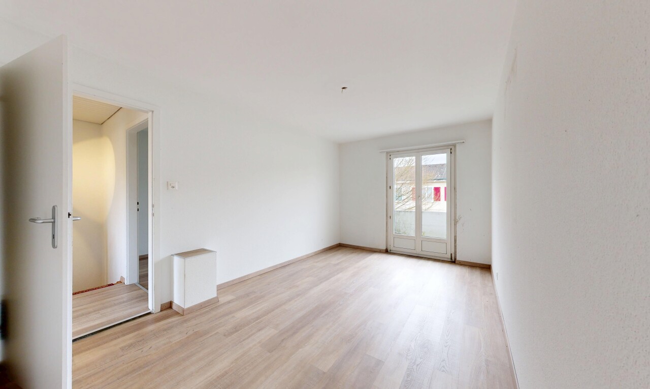leerer raum mit inside property, holzfußboden, wood finish floor, natürliches licht, und natural light