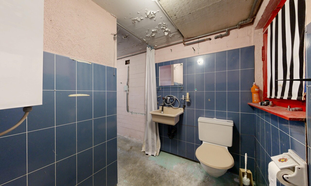 bad mit dusche, komplettes badezimmer, toilette, inside property, und betonboden