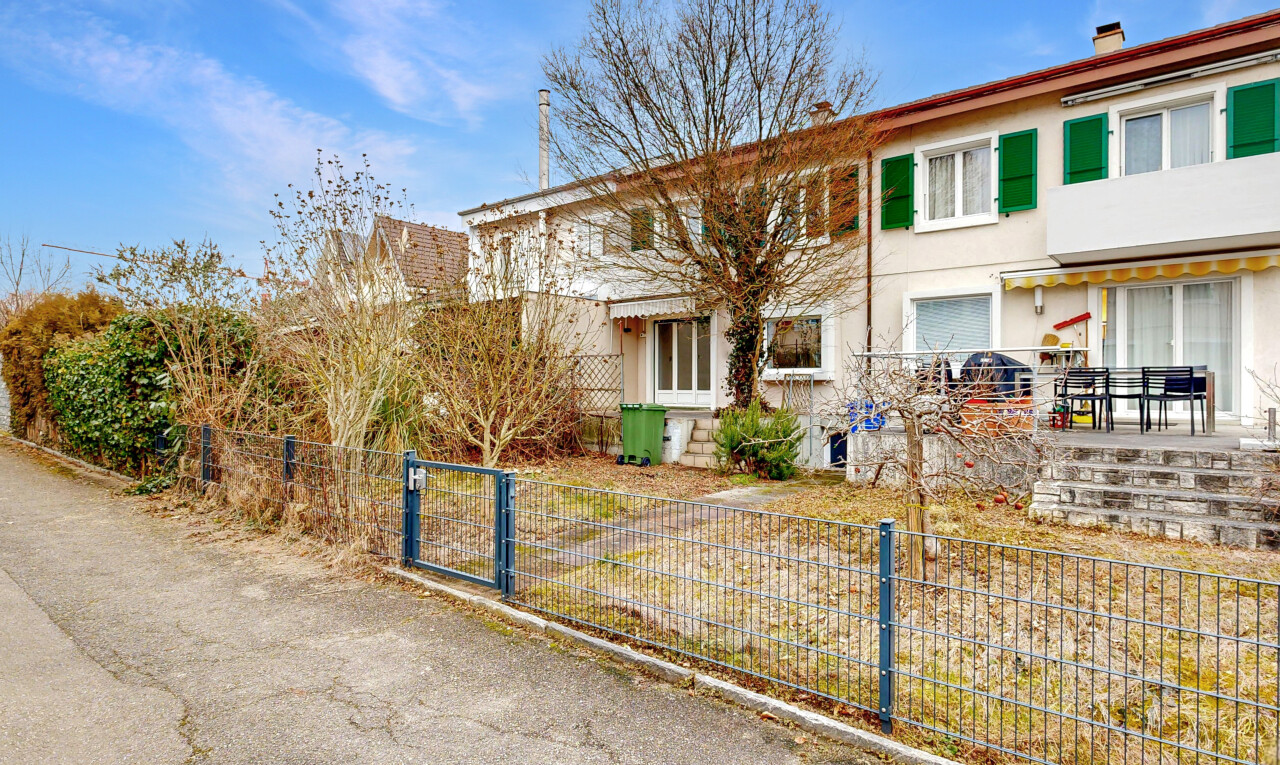 außenansicht mit stuckverkleidung, day time, property visible, zaun, und tor
