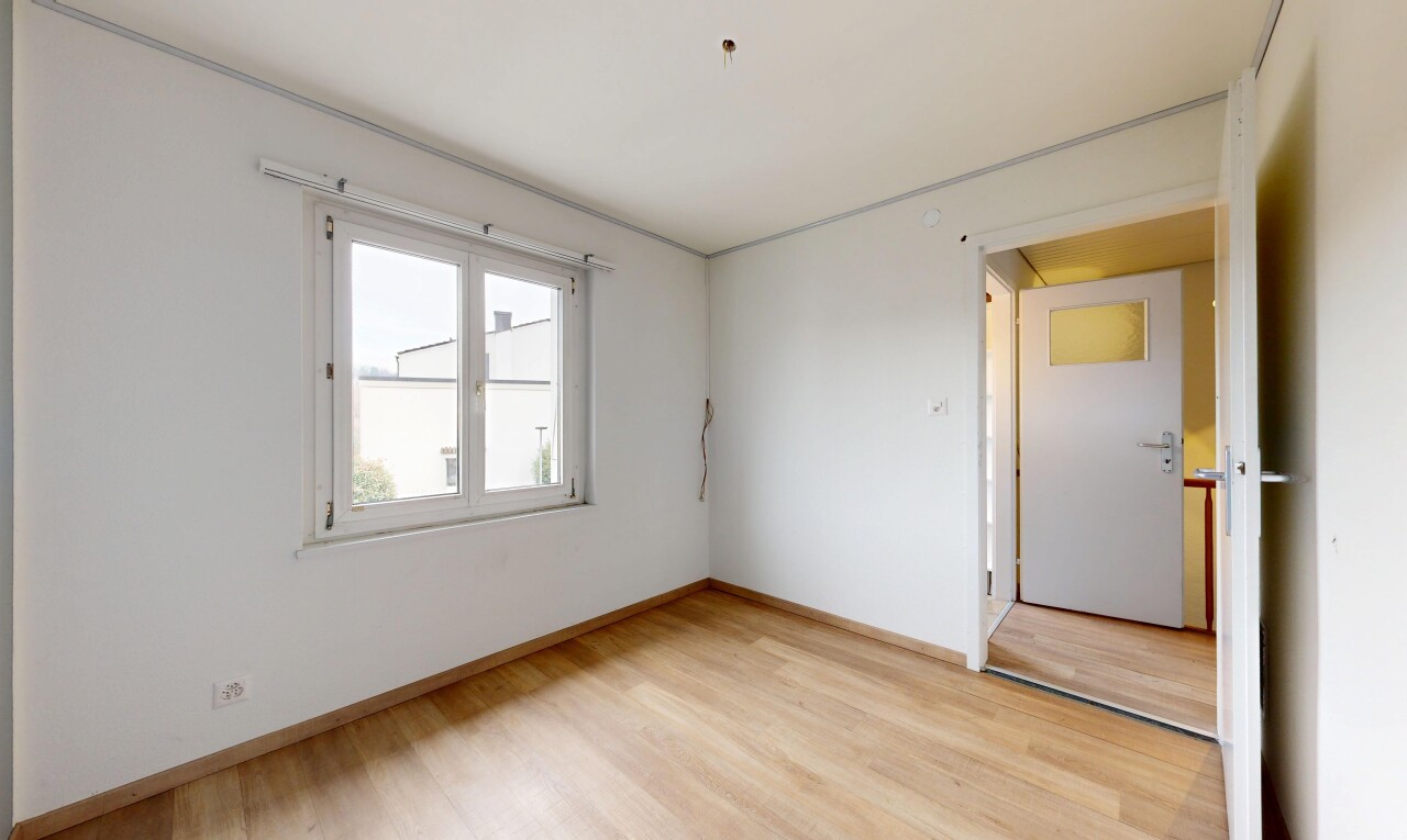 leerer raum mit inside property, holzfußboden, wood finish floor, gipskartonwand, und drywall
