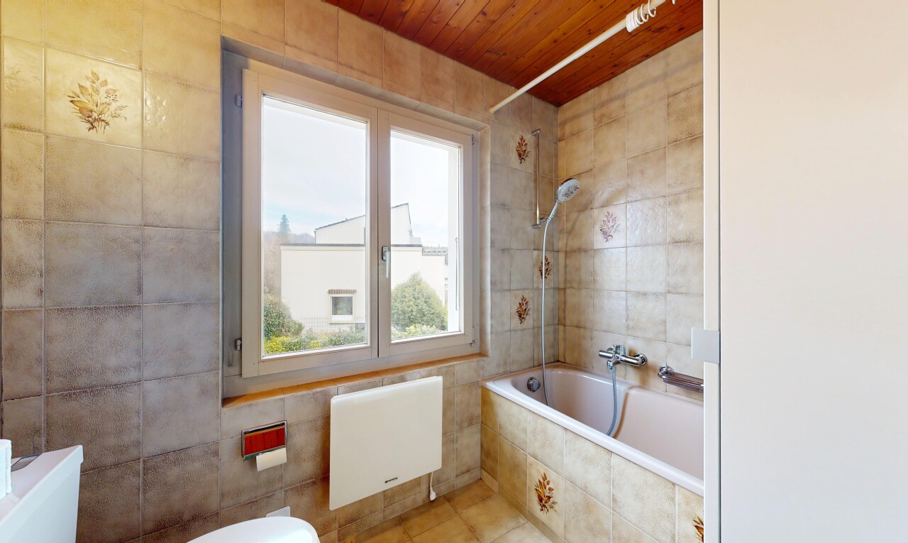 bad mit komplettes badezimmer, kombiniertes bad / dusche, natürliches licht, natural light, und inside property