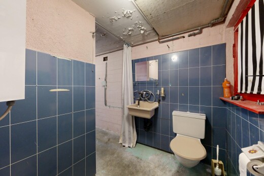 bad mit dusche, komplettes badezimmer, toilette, inside property, und betonboden