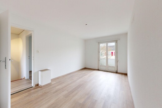 leerer raum mit inside property, holzfußboden, wood finish floor, natürliches licht, und natural light