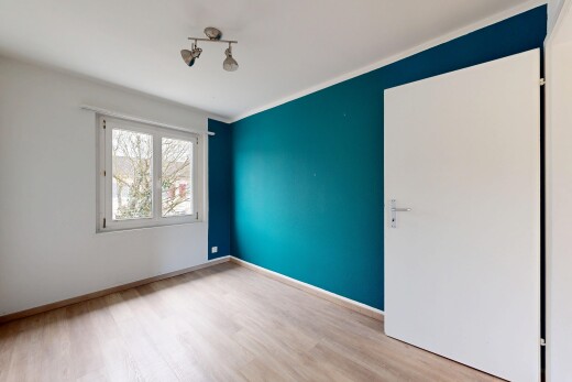 leerer raum mit inside property, gipskartonwand, drywall, holzfußboden, und wood finish floor