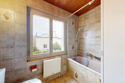 bad mit komplettes badezimmer, kombiniertes bad / dusche, natürliches licht, natural light, und inside property