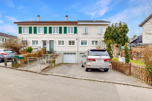 außenansicht mit zaun, schornstein, day time, auffahrt, und stuckverkleidung