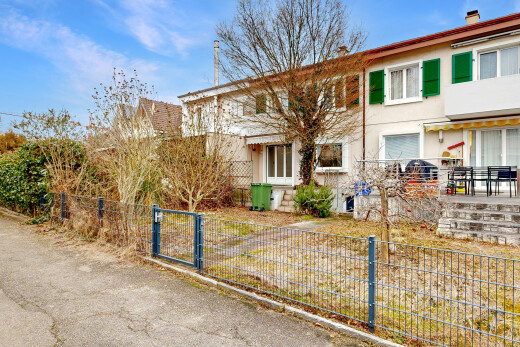 außenansicht mit stuckverkleidung, day time, property visible, zaun, und tor