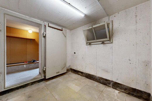 leerer raum mit inside property und keller