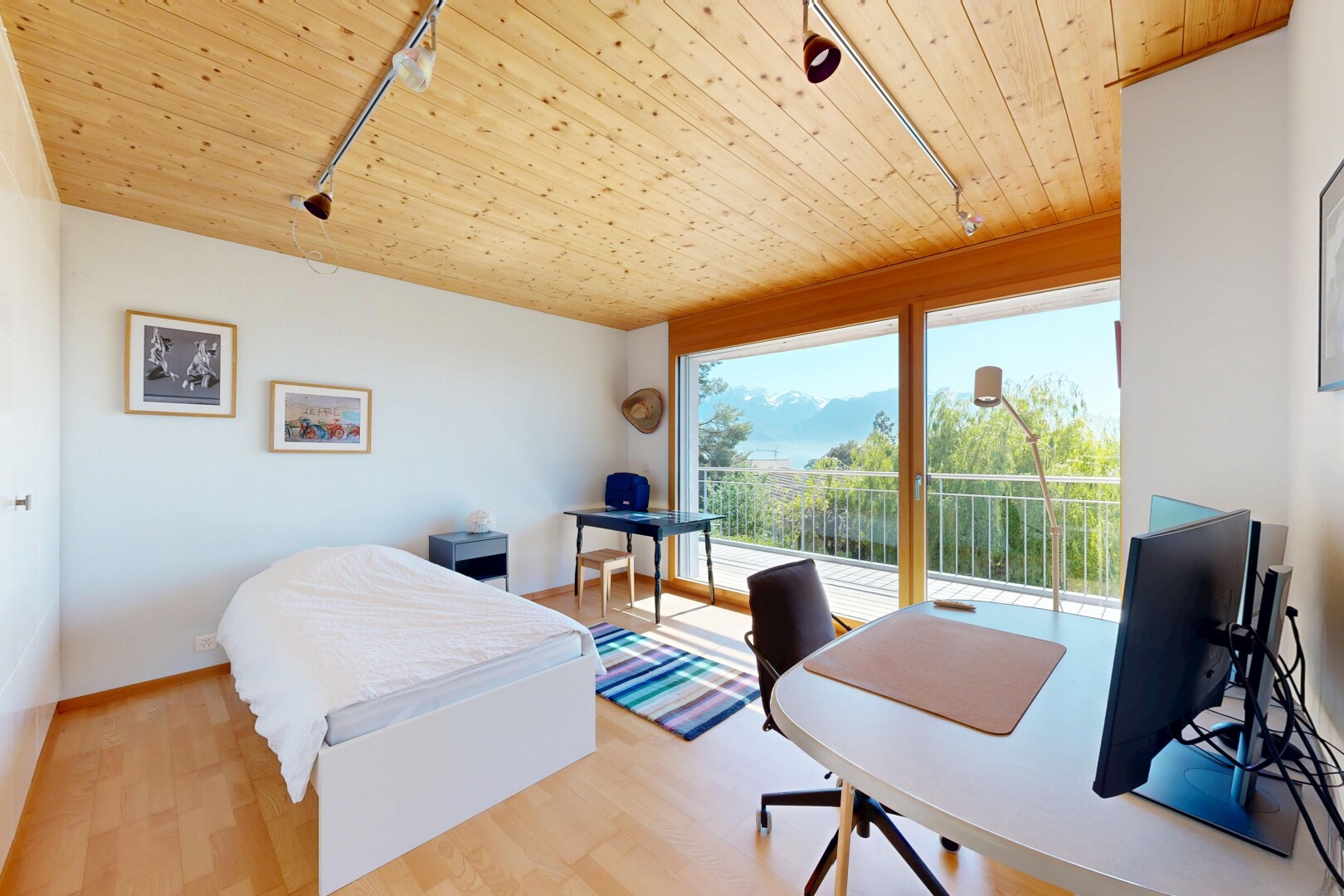 zimmer / schlafzimmer mit wood ceiling, holzdecke, track lighting, deckenbeleuchtung, und wood finish floor