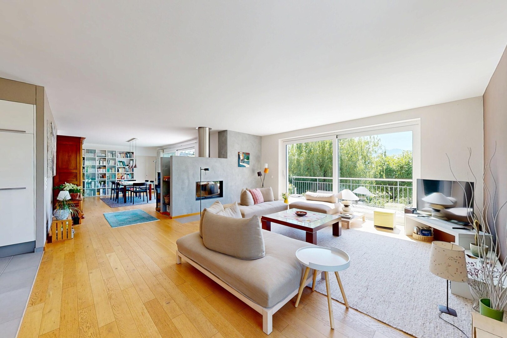 wohnzimmer mit wood finish floor, holzfußboden, inside property, fernseher, und natural light