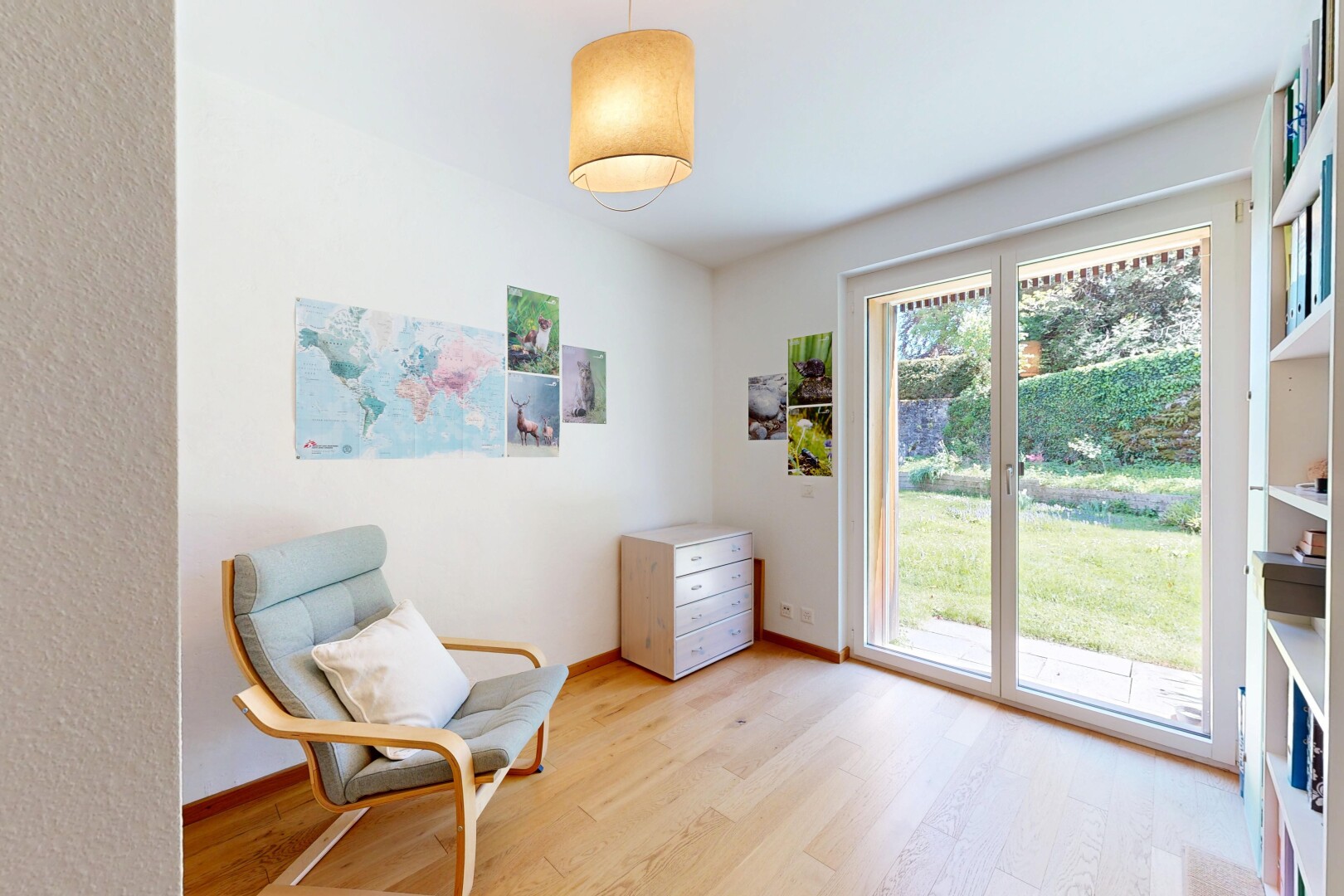 büro mit holzfußboden, wood finish floor, inside property, natürliches licht, und natural light