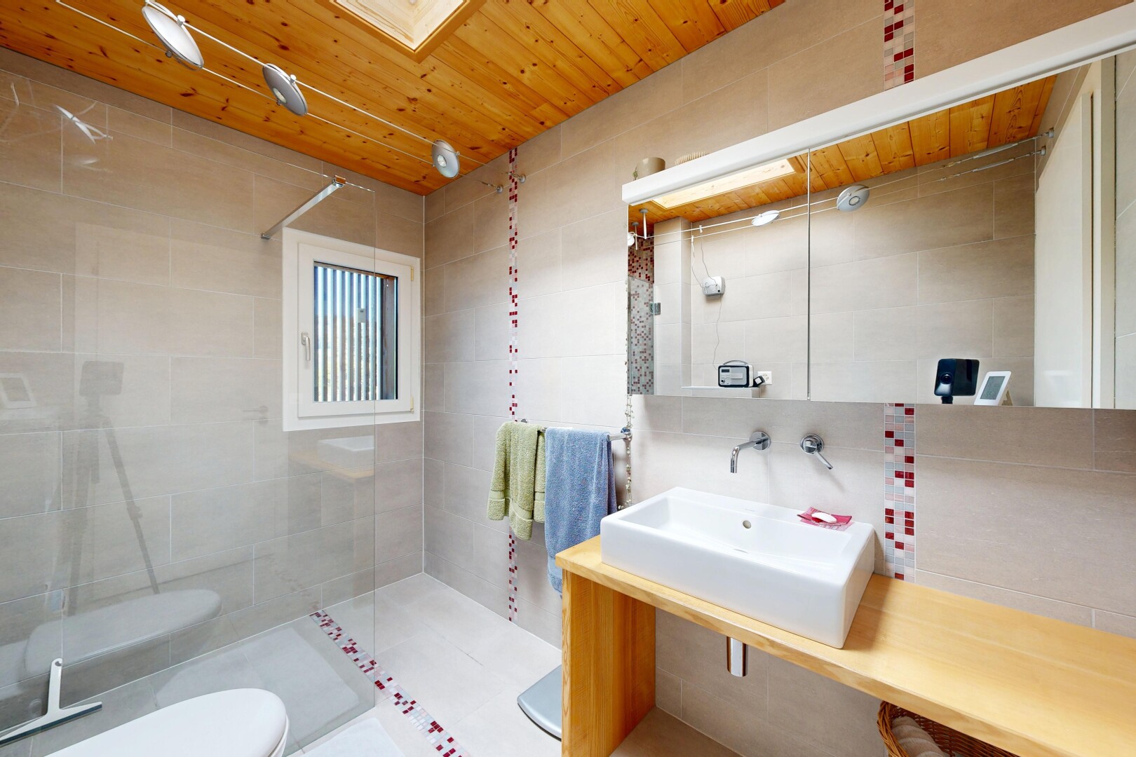 bad mit komplettes badezimmer, tile wall, fliesenwand, toilette, und dusche