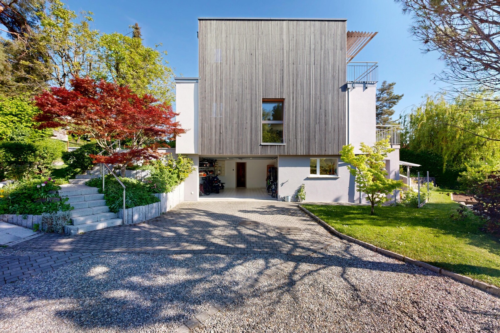 außenansicht mit vertikale verkleidung, day time, property visible, holzverkleidung, und integrierter carport
