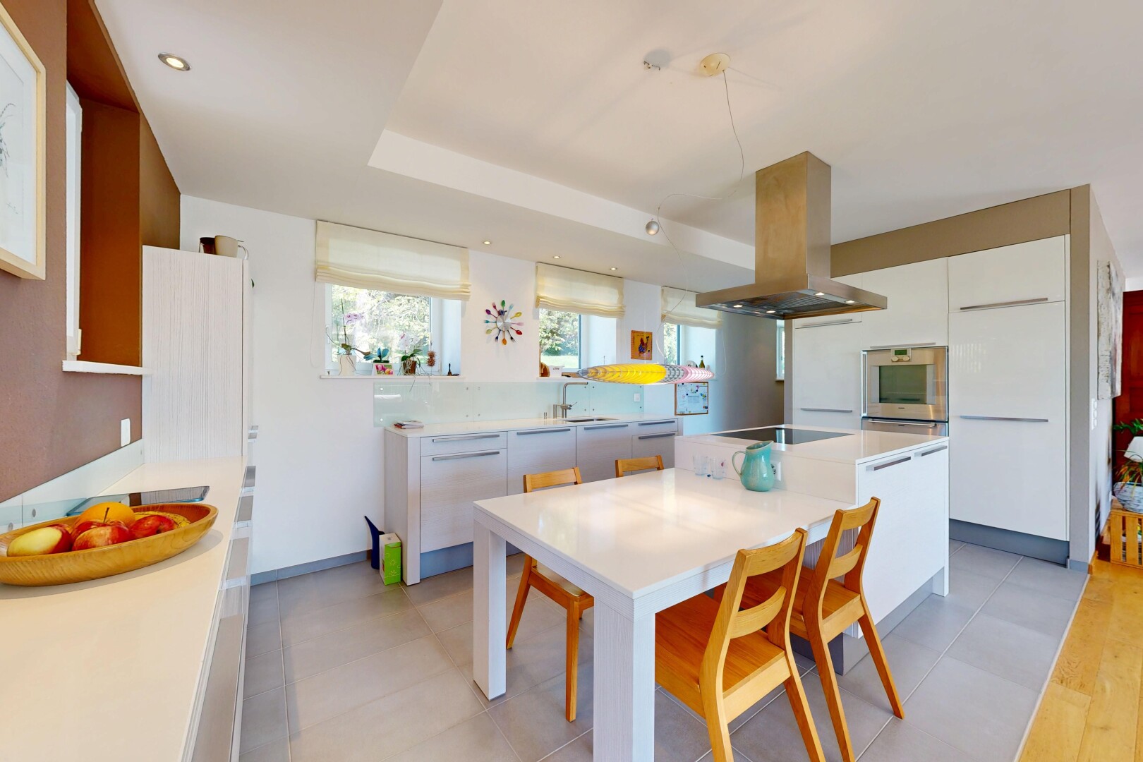 küche mit dunstabzugshaube, light countertops, arbeitsplatten, white cabinets, und weiße schränke
