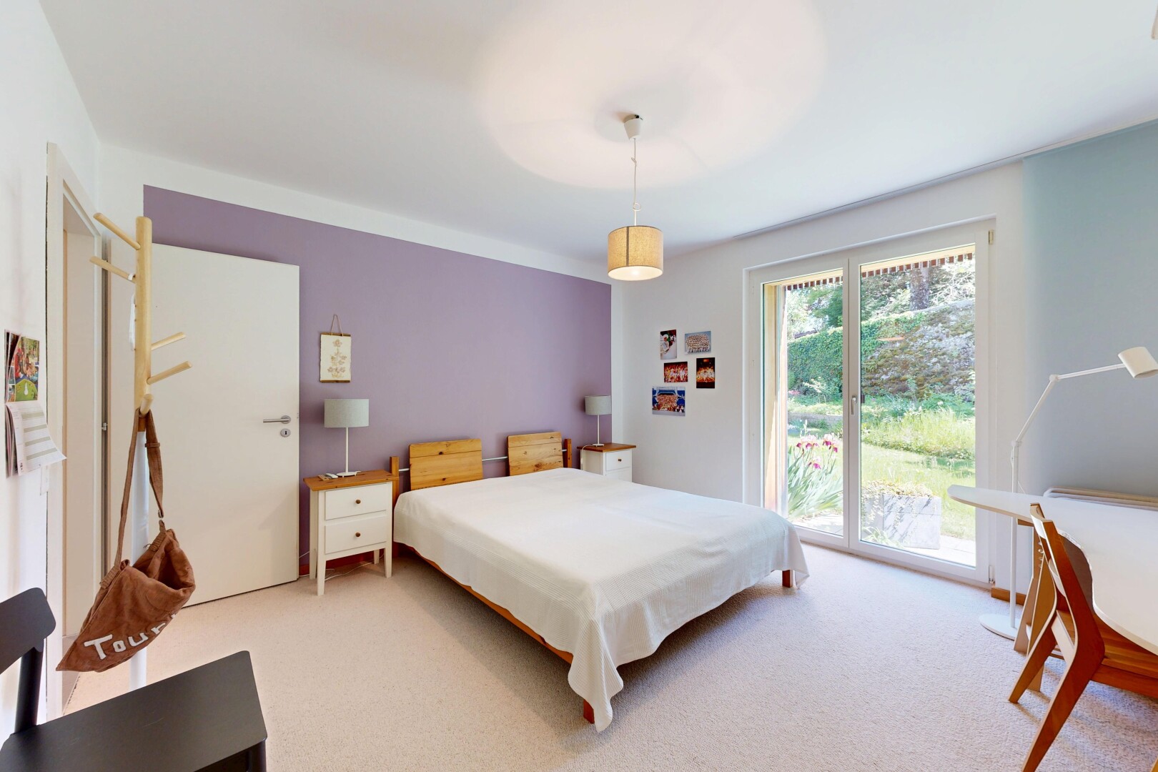 zimmer / schlafzimmer mit carpet, teppich, natural light, natürliches licht, und drywall