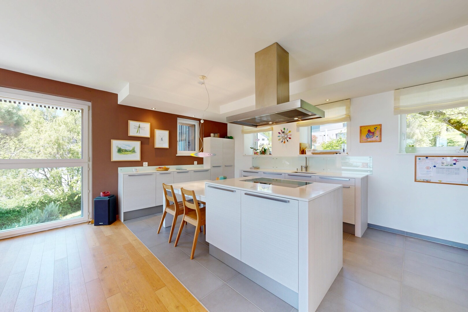 küche mit white cabinets, weiße schränke, light countertops, arbeitsplatten, und dunstabzugshaube