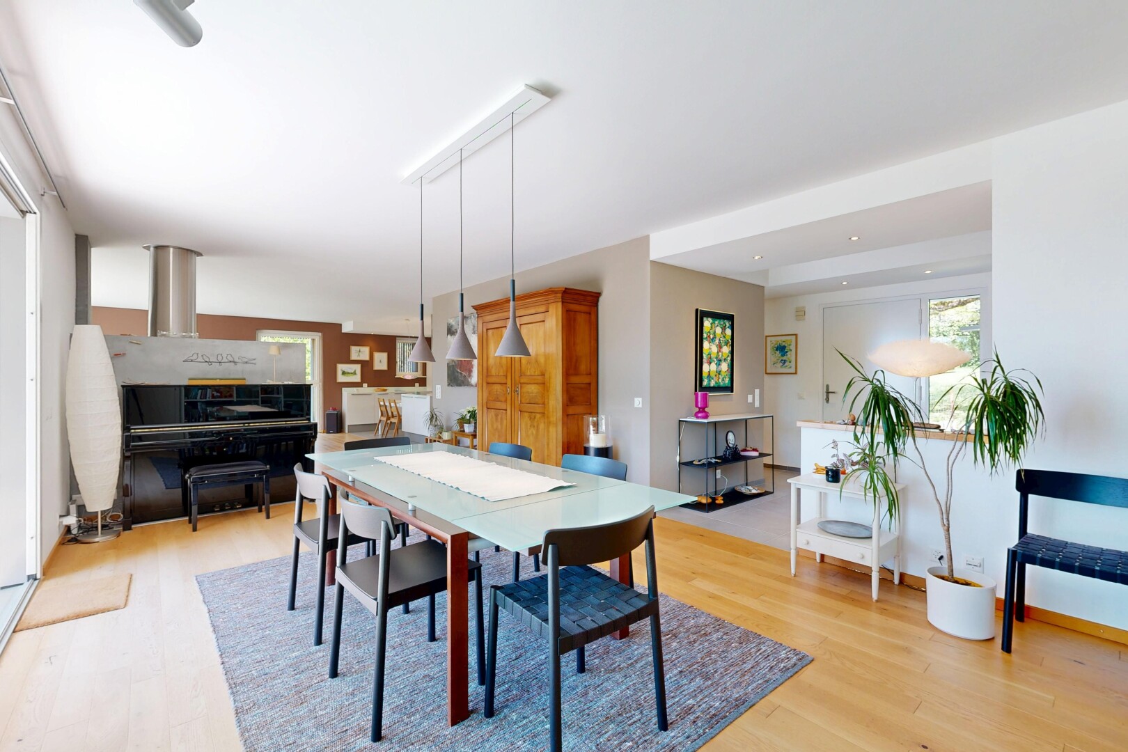 esszimmer mit inside property, natural light, natürliches licht, wood finish floor, und holzfußboden