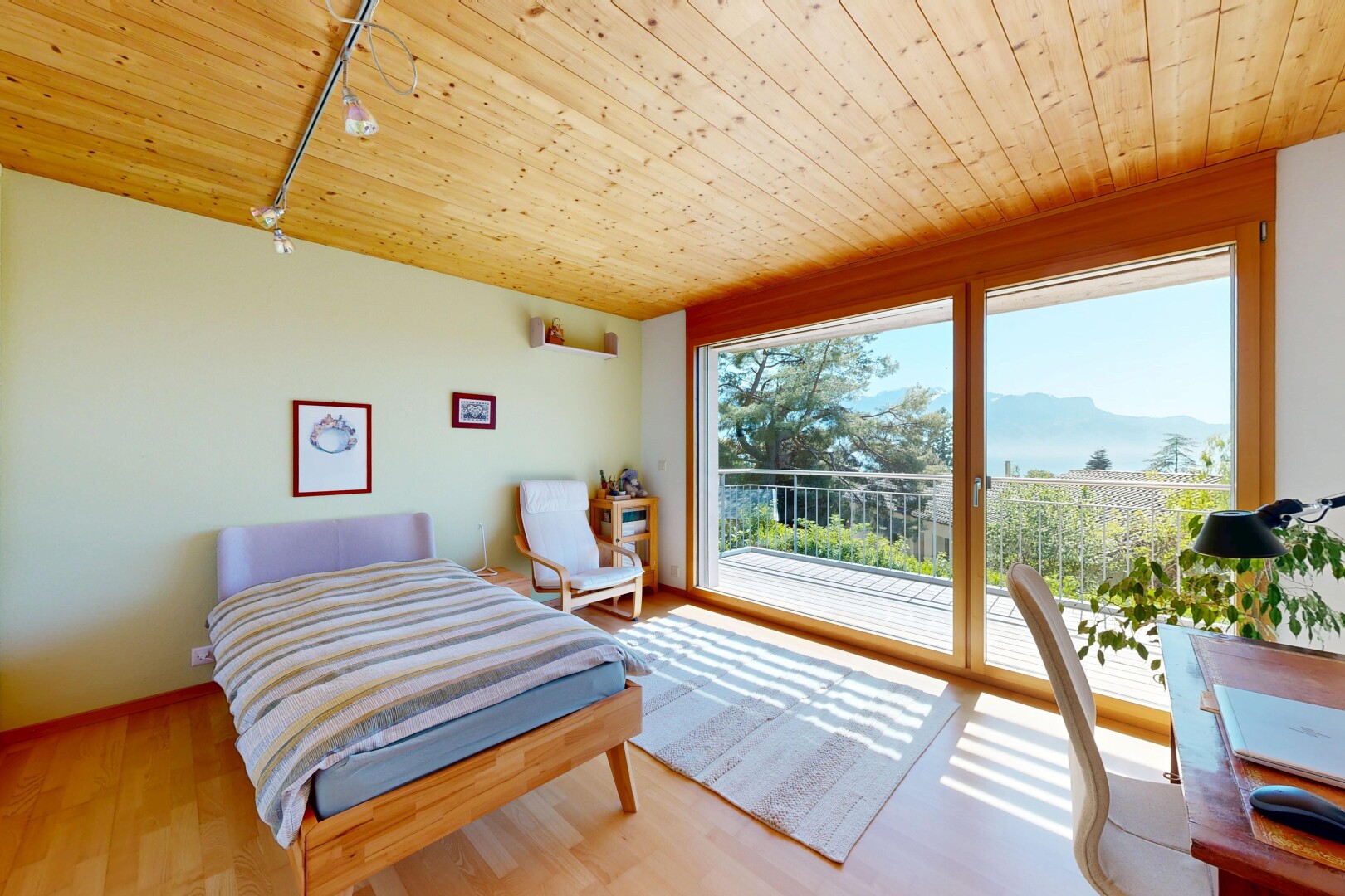 zimmer / schlafzimmer mit holzdecke, wood ceiling, day time, mountain view, und blick auf die berge