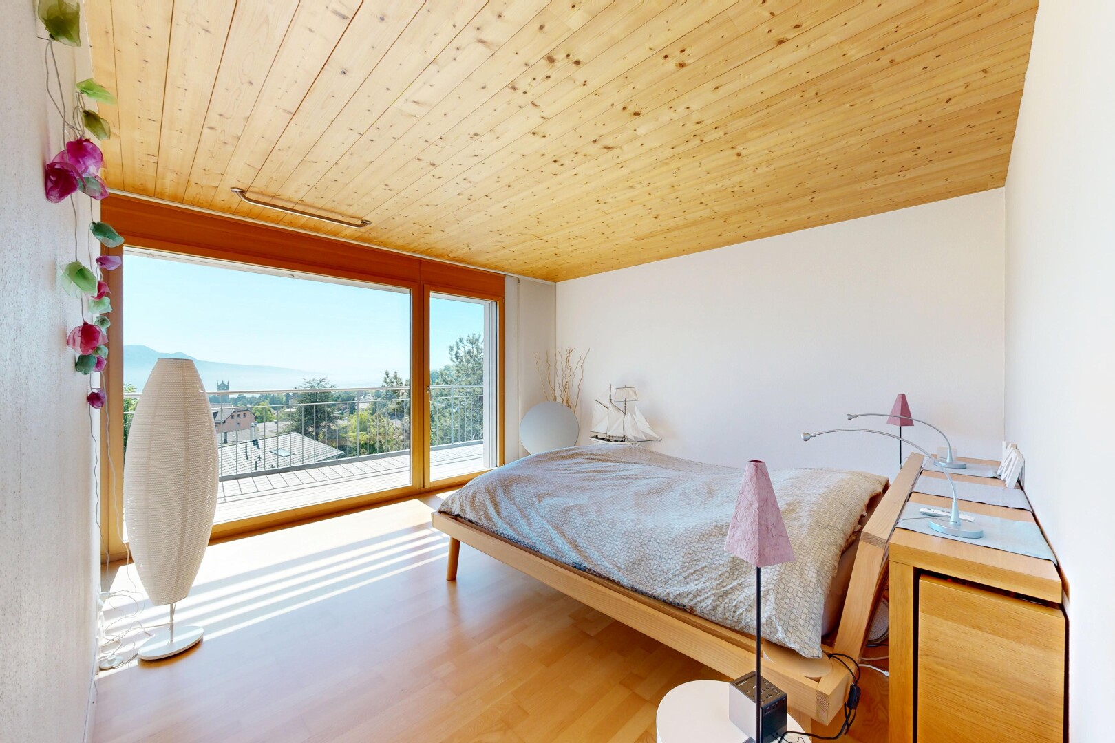 zimmer / schlafzimmer mit day time, wood ceiling, holzdecke, natural light, und natürliches licht