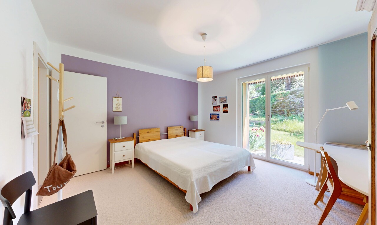 zimmer / schlafzimmer mit carpet, teppich, natural light, natürliches licht, und drywall