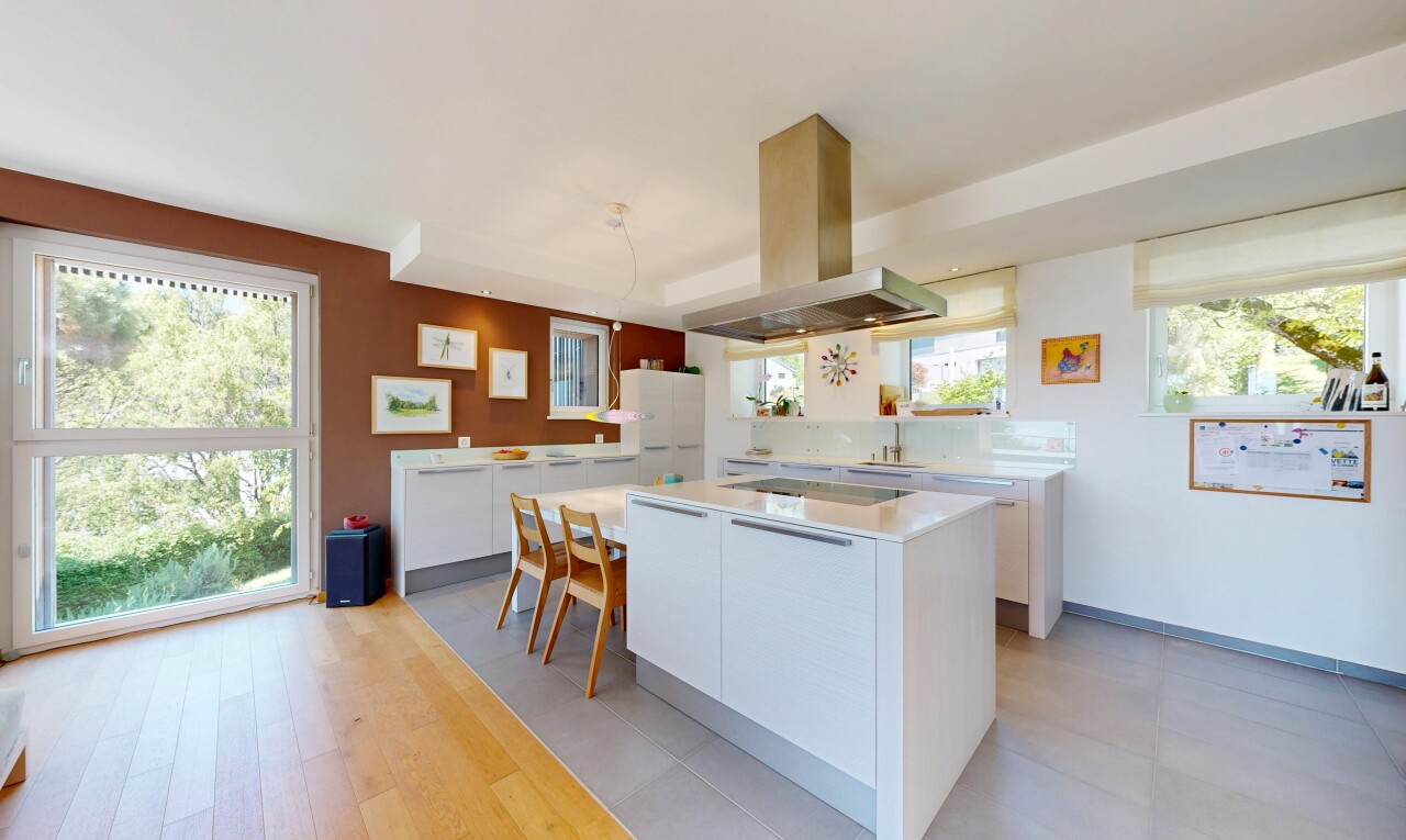 küche mit white cabinets, weiße schränke, light countertops, arbeitsplatten, und dunstabzugshaube