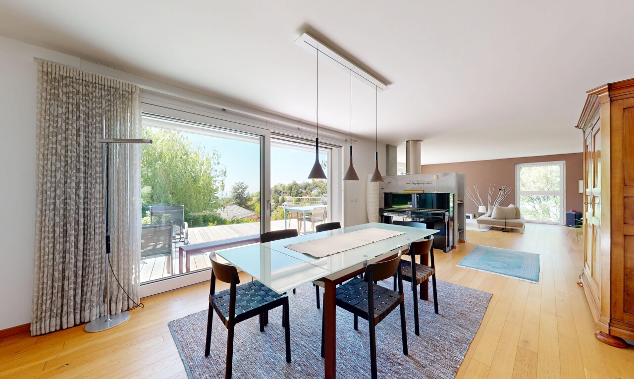 esszimmer mit inside property, wood finish floor, holzfußboden, day time, und light floor