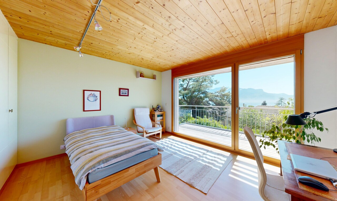 zimmer / schlafzimmer mit holzdecke, wood ceiling, day time, mountain view, und blick auf die berge