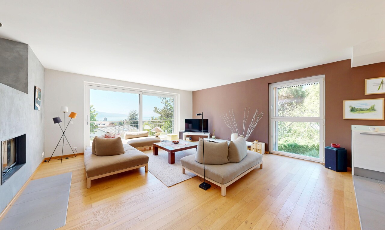 wohnzimmer mit kamin, holzfußboden, wood finish floor, natürliches licht, und natural light