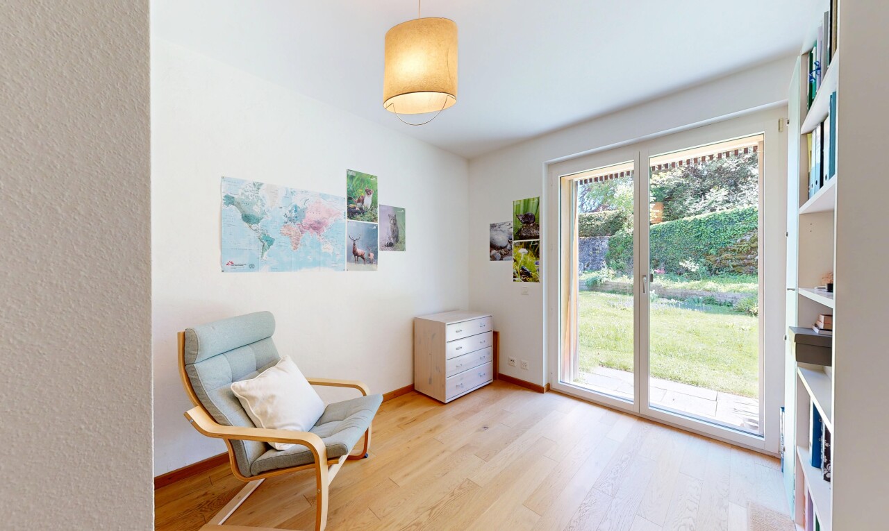 büro mit holzfußboden, wood finish floor, inside property, natürliches licht, und natural light