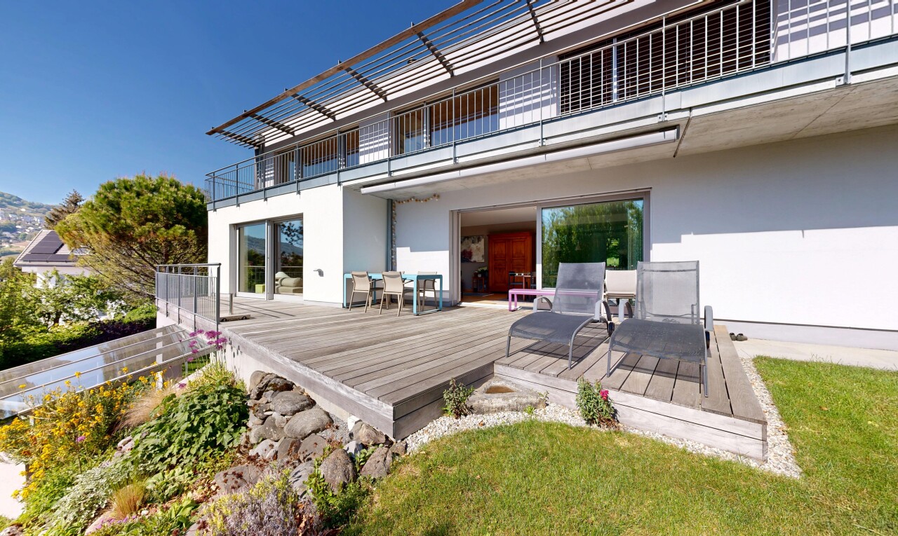 terrasse mit balkon, essbereich im freien, property visible, day time, und deck