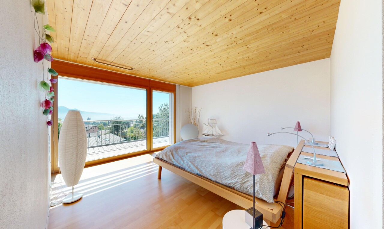 zimmer / schlafzimmer mit day time, wood ceiling, holzdecke, natural light, und natürliches licht
