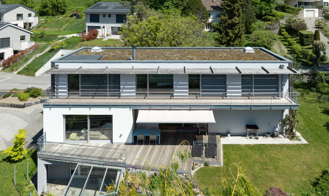 außenansicht mit property visible, rasen, und balkon